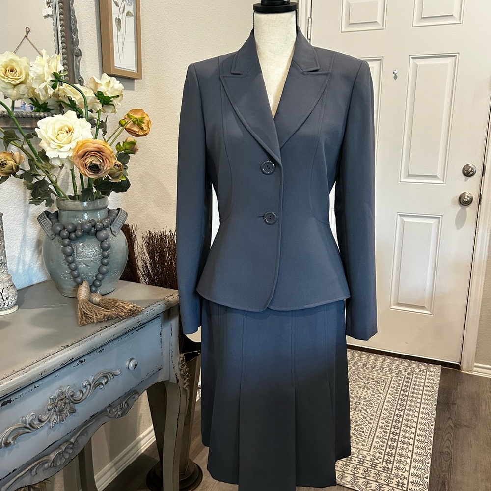 Gray Tahiti Structured Blazer with Notched Lapels and Fitted Waistline and Pleat